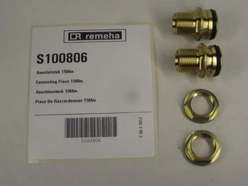Zwei Anschlussstücke von Remeha, jeweils mit Dichtungsringen und Metallmuttern, sowie eine Produktbeschreibungskarte mit Artikelnummer und mehrsprachigen Anleitungen.